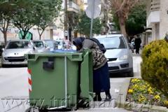 Τρίκαλα: Χωμένη μες στον κάδο απορριμμάτων για. λίγο φαγητό! [video]