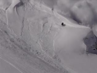 Φωτογραφία για Σκιέρ «δαμάζει» χιονοστιβάδα με απίστευτο τρόπο [video]