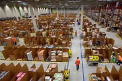 Η Amazon έβαζε νεοναζί να εκφοβίζουν τους υπαλλήλους της
