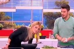 Δε θα πιστεύετε τι έβγαλε η Σκορδά από την γόβα της!