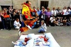 Ξέρατε ότι υπάρχει φεστιβάλ που πηδάνε πάνω από μωρά; [Video]