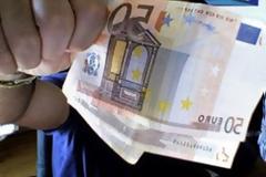 «Στα πράσα» αστυνομικός που εκβίαζε μετανάστη