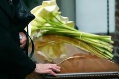 Πάτρα: Αχαιός βουλευτής έφαγε …πόρτα σε κηδεία