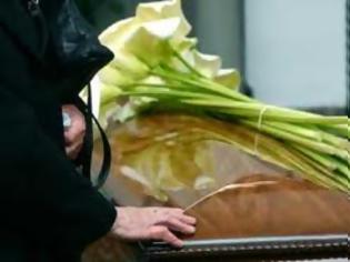 Φωτογραφία για Πάτρα: Αχαιός βουλευτής έφαγε …πόρτα σε κηδεία