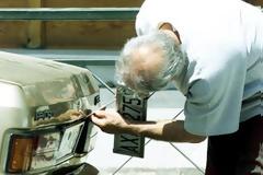 Πάτρα-Τώρα: Νέα εξόρμηση της δημοτικής αστυνομίας στο κέντρο - Ξηλώνονται πινακίδες αυτοκινήτων