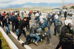 Άγριο ξύλο και χρήση χημικών μεταξύ αγροτών και αστυνομικών στη Νίκαια (βίντεο)