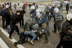 ΣΟΒΑΡΑ ΕΠΕΙΣΟΔΙΑ ΜΕΤΑΞΥ ΑΓΡΟΤΩΝ ΚΑΙ ΜΑΤ ΣΤΟ ΜΠΛΟΚΟ ΤΗΣ ΝΙΚΑΙΑΣ (video)