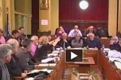 Κάλεσαν την αστυνομία να συλλάβει τον Δήμαρχο γιατί κάπνιζε την ώρα του δημοτικού συμβουλίου