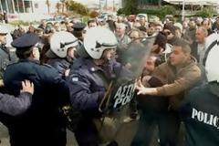 Άγριο ξύλο αναμέσα σε ΜΑΤ και αγρότες στη Λάρισα - Πετροπόλεμος, χημικά και τραυματισμοί