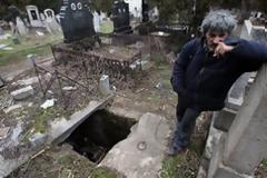 Άστεγος Σέρβος μετακόμισε μέσα σε... τάφο!