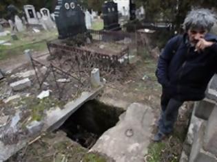 Φωτογραφία για Άστεγος Σέρβος μετακόμισε μέσα σε... τάφο!