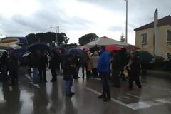 Ηλεία: Υπό βροχή ο αποκλεισμός της εθνικής οδού στην Μαραθιά από τους αγρότες