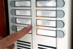 Μεσολόγγι: Χτυπούσαν τα κουδούνια των διαμερισμάτων για τα διαρρήξουν
