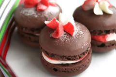 Σοκολατένια Γαλλικά macarons με βουτυρόκρεμα μέντας.