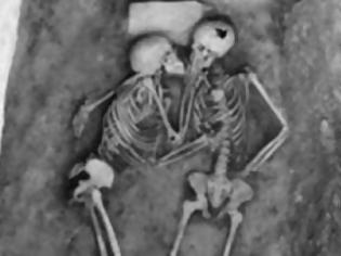 Φωτογραφία για Σκελετοί 6.000 χρόνων βρέθηκαν αγκαλιασμένοι να φιλιούνται