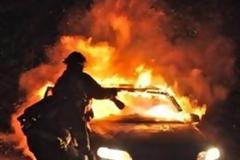 Πάτρα: Αυτοκίνητο πήρε φωτιά μετά από ατύχημα - Τραυματίστηκε ο οδηγός