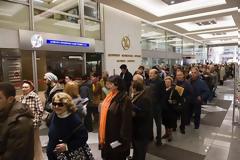 ''ΟΥΡΕΣ'' ΣΤΗ ΔΕΗ ΓΙΑ ΔΙΑΚΑΝΟΝΙΣΜΟ ΑΠΛΗΡΩΤΩΝ ΛΟΓΑΡΙΑΣΜΩΝ (VIDEO)