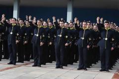 Η τρόϊκα κλείνει τις στρατιωτικές-αστυνομικές σχολές για 2 χρόνια! Το 2015 ξανά εγγραφές!