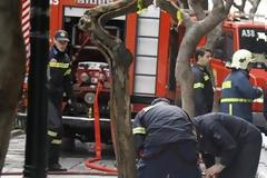 Υπό μερικό έλεγχο η πυρκαγιά στην Αιόλου