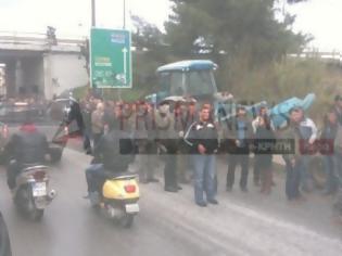 Φωτογραφία για Παραμένουν στα μπλόκα οι αγρότες - Στην Κρήτη το πανελλήνιο συντονιστικό