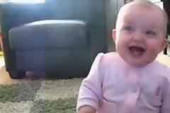 Ξεκαρδιστικό γέλιο: Μωρό βλέπει το σκύλο να τρώει ποπ κορν... και 
