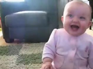 Φωτογραφία για Ξεκαρδιστικό γέλιο: Μωρό βλέπει το σκύλο να τρώει ποπ κορν... και λύνεται!