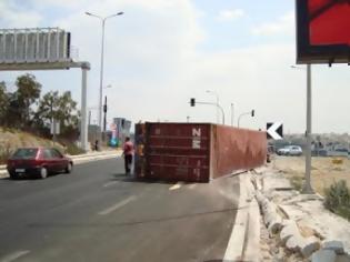 Φωτογραφία για Αχαΐα: Κλειστή η εθνική στο ύψος του Διακοπτού - Ντελαπάρισε νταλίκα