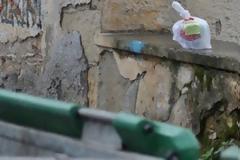 Αφήνουν φαγητό δίπλα στους κάδους για τους άπορους