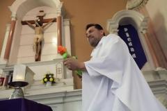 ΑΠΙΣΤΕΥΤΟ: Ιερέας-μπάτμαν ψεκάζει αγιασμό με...νεροπίστολο