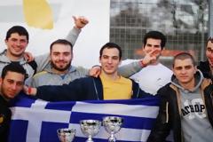 Αγγλία: Έπαιξαν ποδόσφαιρο για να ζεστάνουν ελληνικά σχολεία