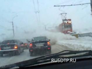 Φωτογραφία για Εκχιονιστικό τραμ…έκανε το θαύμα του! Το βίντεο έρχεται από την Ρωσία
