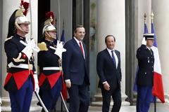 Πιο grand από της Μέρκελ η υποδοχή στον Ολάντ