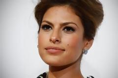 Η Eva Mendes σχεδιάζει ρούχα,