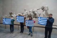 Σήκωσαν ελληνικές σημαίες στα Μάρμαρα του Παρθενώνα!