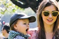 Ξυπόλυτη παίζει στο πάρκο με τον γιο της η Miranda Kerr!