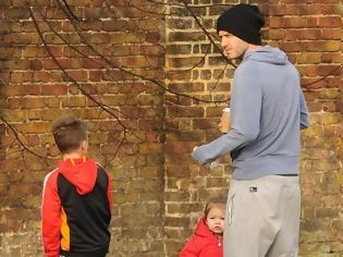 Φωτογραφία για Μια οικογένεια σκέτη γλύκα: Ο David Beckham στο πάρκο με τα παιδιά του!