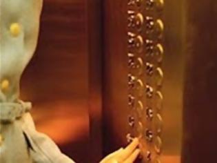 Φωτογραφία για Αγρίνιο: Της άρπαξαν το πορτοφόλι μέσα στο ασανσέρ