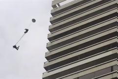 Βίντεο που κόβει την ανάσα: Πήδηξε από τον Πύργο Απόλλων! [video]