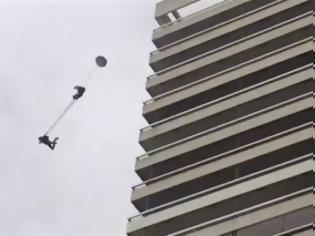 Φωτογραφία για Βίντεο που κόβει την ανάσα: Πήδηξε από τον Πύργο Απόλλων! [video]