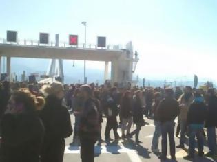 Φωτογραφία για Πάτρα: Μεγάλη συγκέντρωση στη γέφυρα Χαρίλαος Τρικούπης