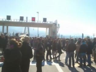Φωτογραφία για Οι διαδηλωτές ανοιγοκλείνουν την γέφυρα