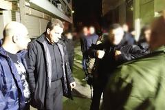 Εισβολή στα γραφεία της Χρυσής Αυγής και παράνομη σύλληψη μέλους [video]
