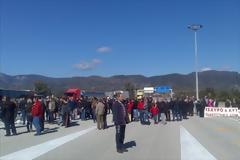Σε εξέλιξη η διαμαρτυρία στη Γέφυρα γι το “Αθηνά”