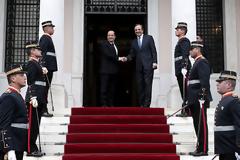 Γιατί οι αξιωματικοί της Ευελπίδων απέδωσαν τιμές στον Ολάντ