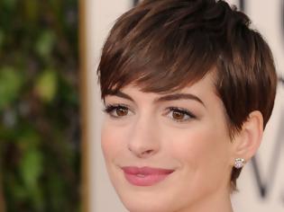 Φωτογραφία για Η Anne Hathaway μας δείχνει χτενίσματα για κοντά μαλλιά