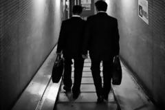 Φραγμός στα μπόνους των τραπεζιτών;
