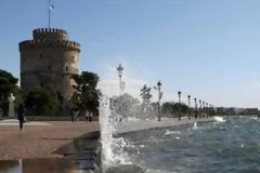Νεαρή κοπέλα έπεσε στο Θερμαϊκό για να αυτοκτονήσει - Σώθηκε από άνδρες της ΔΙΑΣ