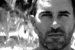 O Έλληνας gay δημοσιογράφος, φορέας του AIDS, που αναστατώνει τους επωνύμους