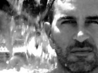 Φωτογραφία για O Έλληνας gay δημοσιογράφος, φορέας του AIDS, που αναστατώνει τους επωνύμους