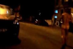 Αυτοί είναι οι γυμνοί διαδηλωτές που κυκλοφορούν στη Θεσσαλονίκη - Δείτε video